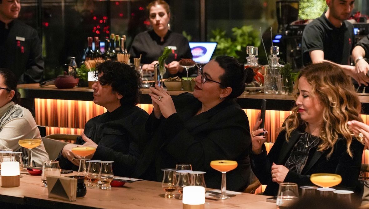 Neşeli Sıvılar by Melis Babadağ